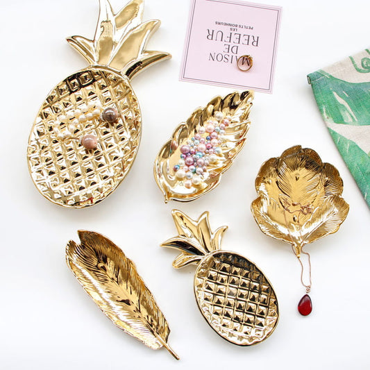 Here are five styles. This ceramic jewelry tray not only places beloved jewelry, but also other precious small items.