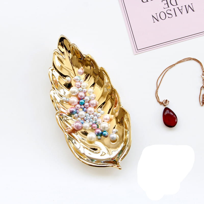 This long leaf shaped jewelry tray not only puts beloved jewelry, but also other precious small items.