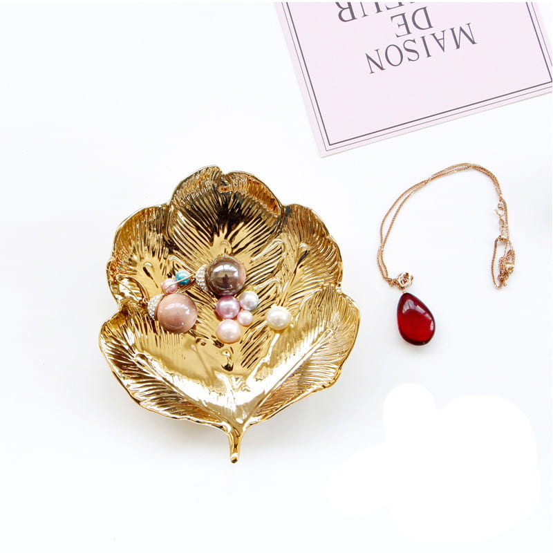 This maple leaf shaped jewelry tray not only puts beloved jewelry, but also other precious small items.